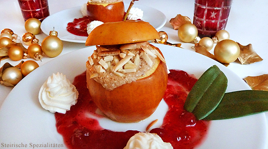 Bratapfel mit Kastanienfüllung auf Preiselbeerspiegel Bratapfel mit Kastanienfüllung auf Preiselbeerspiegel