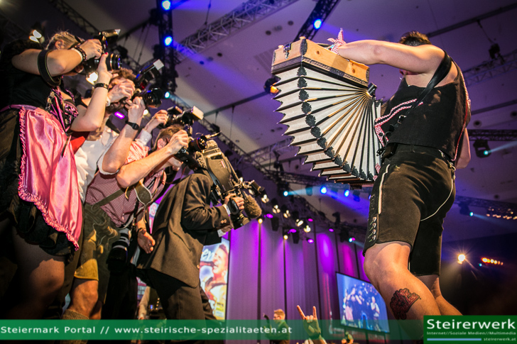 Andreas Gabalier und Fotografen auf der Bühne Musiker Andreas Gabalier beim Bauernbundball