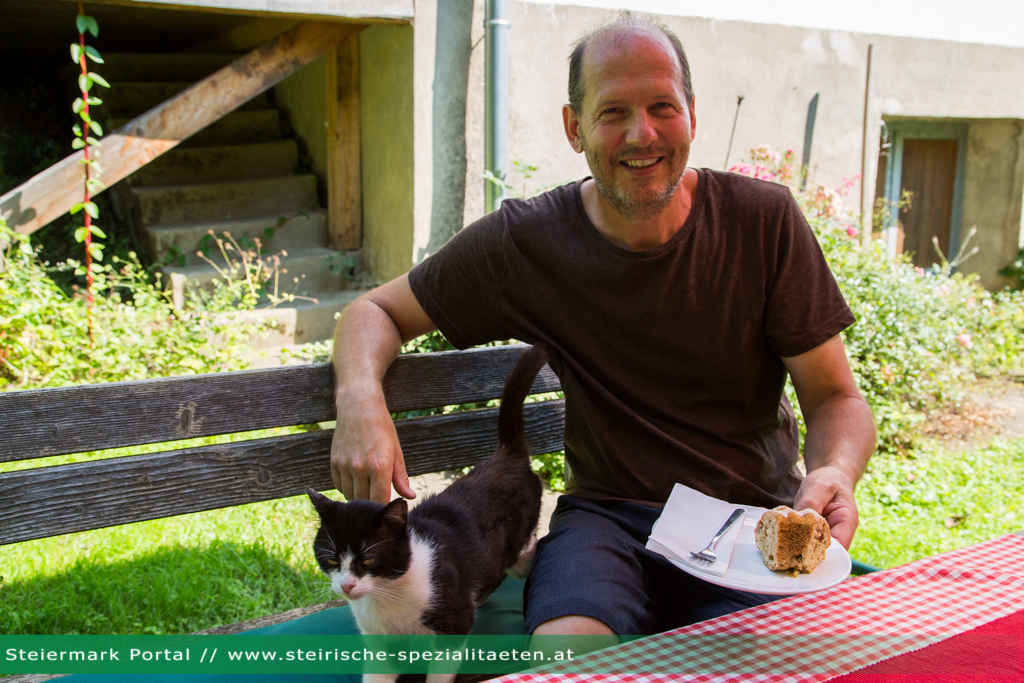 Otto Knaus serviert die Nachspeise. Vegane Kuchen Nachspeise Otto Knaus