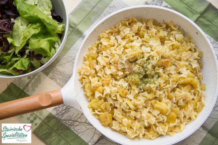 Vegetarischer Grenadiermarsch mit Erdäpfel, Nudeln und Zwiebeln