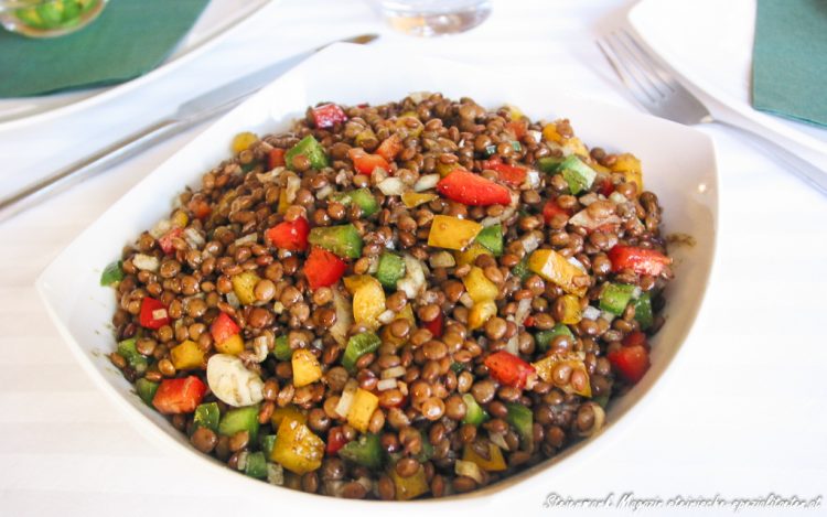 Bunter Linsensalat mit Paprika &amp; Kürbiskernöl - Rezept