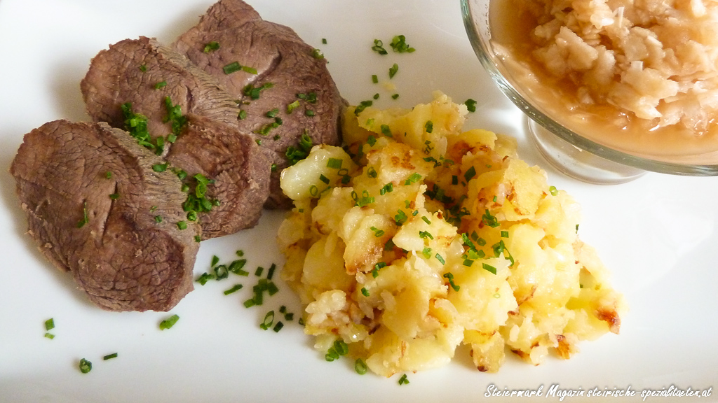 Gekochtes Rindfleisch mit Apfelkren &amp; g’reaste Erdäpfel | Rezept