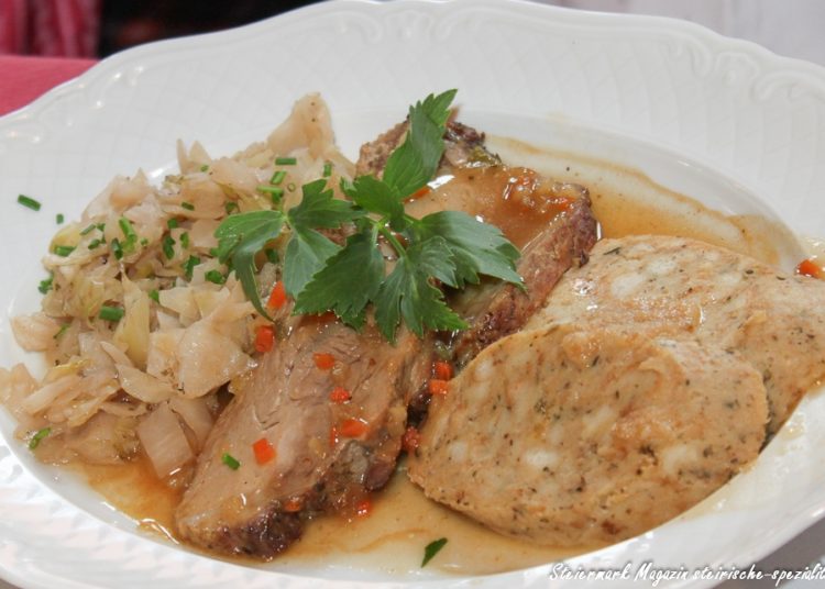 Surbraten mit Weinkraut &amp; Serviettenknödel - Rezept