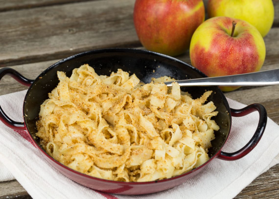 Bröselnudeln mit Kompott - Einfaches &amp; schnelles Rezept