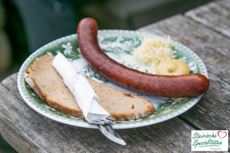 Krainer mit Senf, Kren und Brot