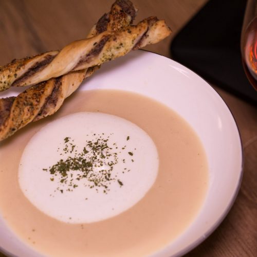 Schilcherrahmsuppe mit Käferbohnenstangerl