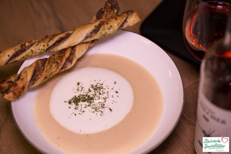 Schilcherrahmsuppe mit Käferbohnenstangerl