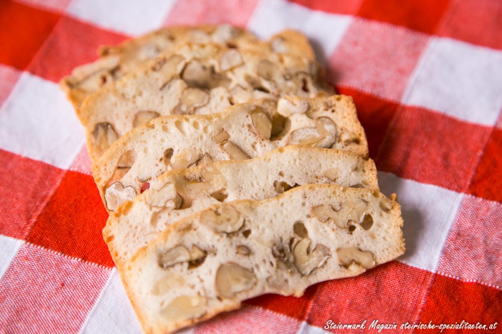 Zwieback mit Walnüssen