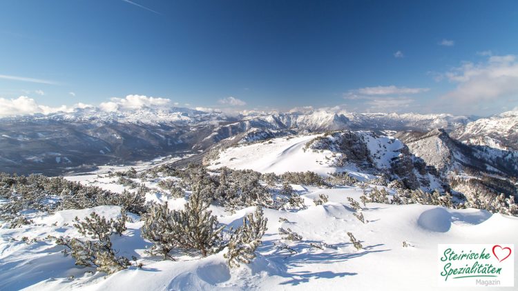 Schneebedeckte Berge in der Steiermark