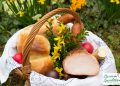 Osterkorb mit Osterbrot, Fleisch und Eier