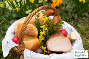 Osterkorb mit Osterbrot, Fleisch und Eier