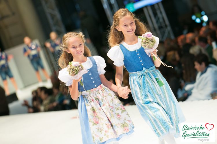 Pracht der Tracht Mädchen im Dirndl