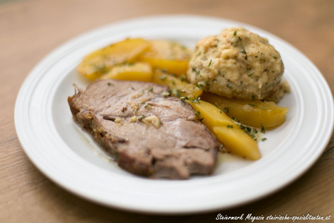 Saftiger Schweinsbraten Rezept mit Beilagen - Steirische Spezialitäten