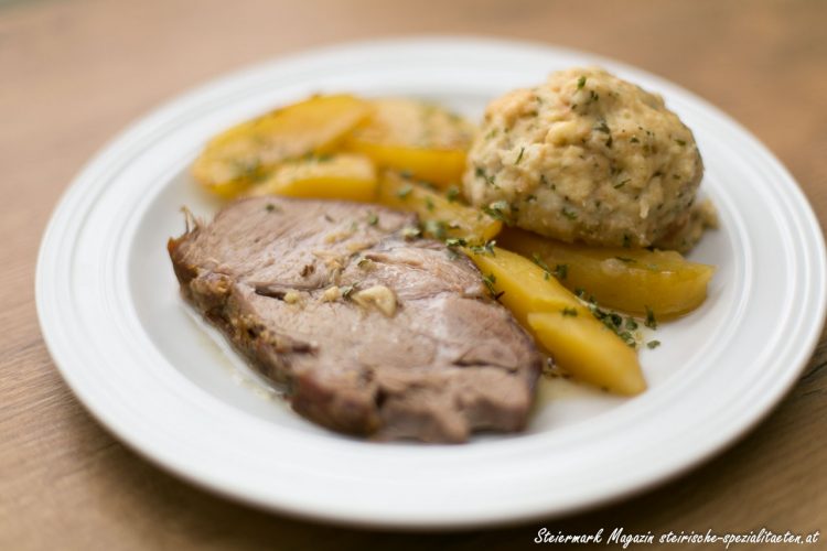 Schweinsbraten mit Bratkartoffel und Semmelknödel Rezept