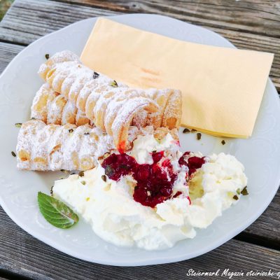 Spagatkrapfen mit Schlagobers und Marmelade