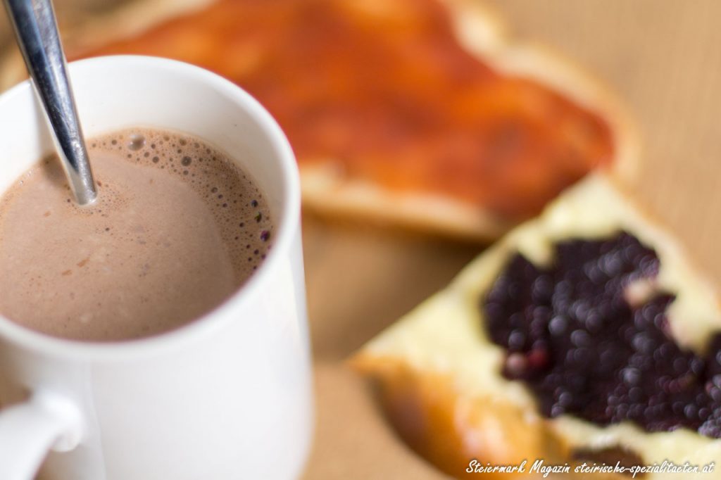 Allerheiligenstriezel mit Marmelade und Kakao