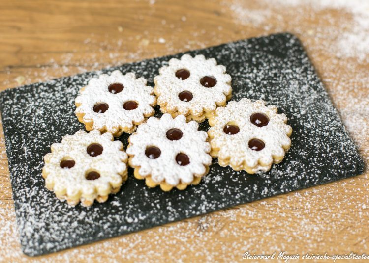 Vanillekipferl Rezept mit Nüssen - Mamas Weihnachtsklassiker Vanillekipferl Rezept mit Nüssen - Mamas Weihnachtsklassiker