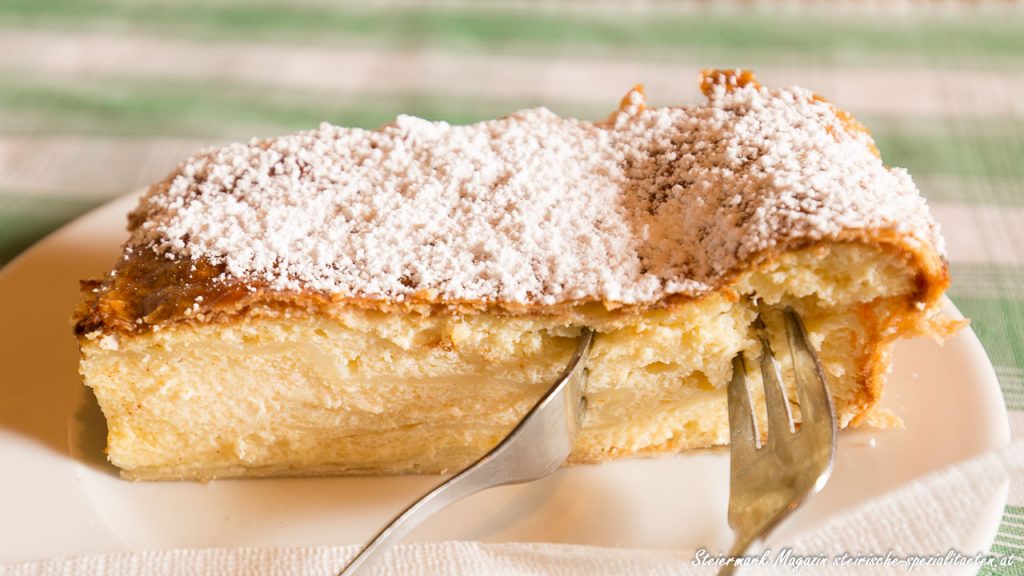 Topfenstrudel Rezept mit flaumiger Füllung