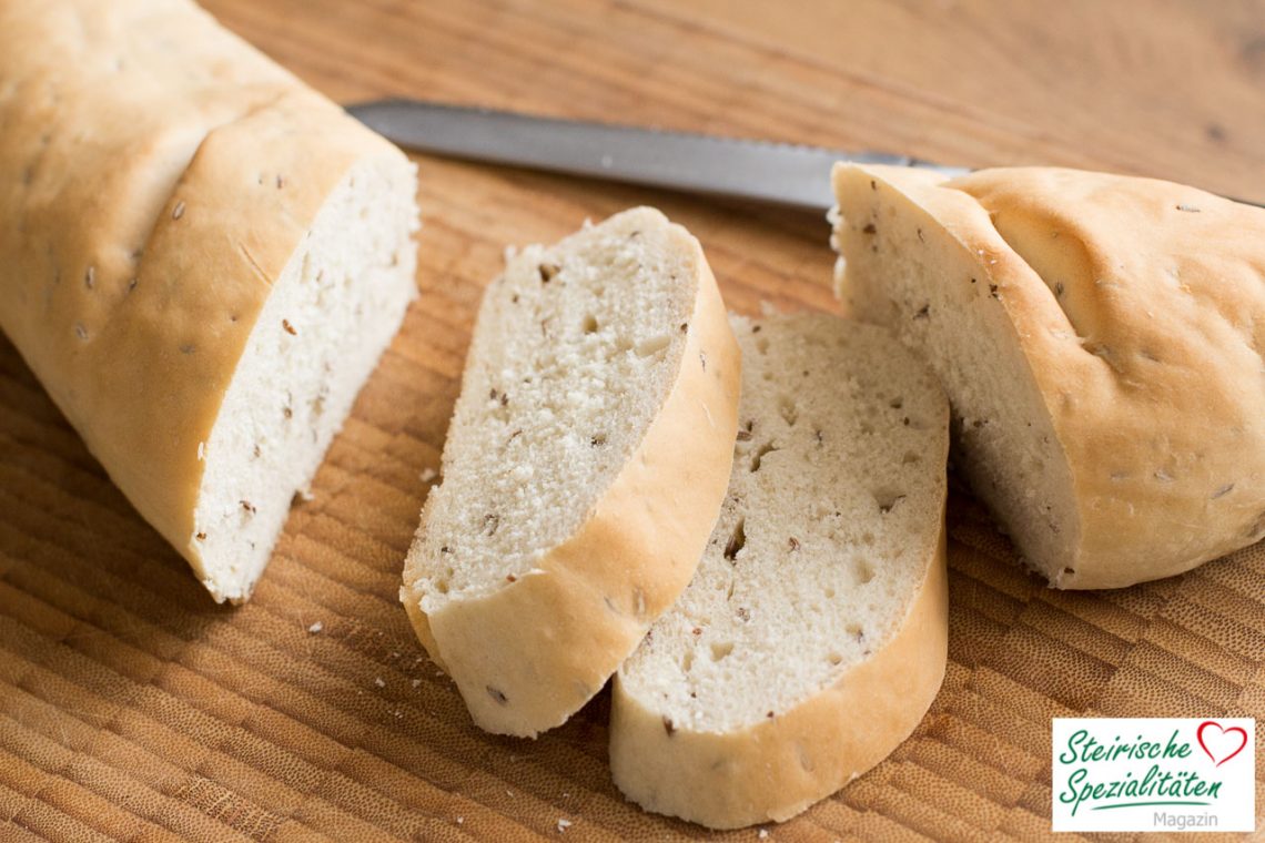 Rindsgulasch - Klassisches Gulasch Rezept mit selbstgemachten Brot