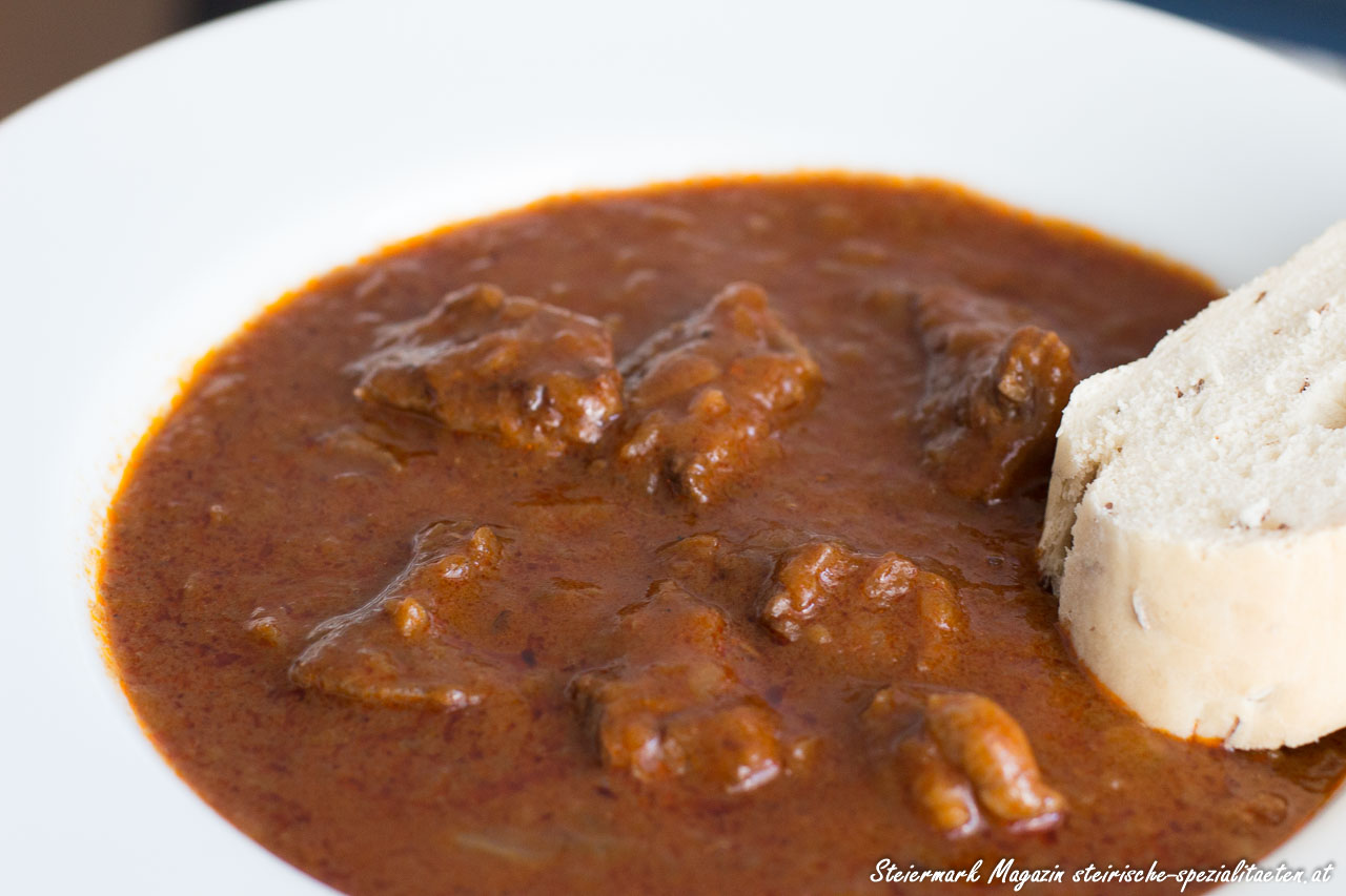 Rindsgulasch - Klassisches Gulasch Rezept mit selbstgemachten Brot