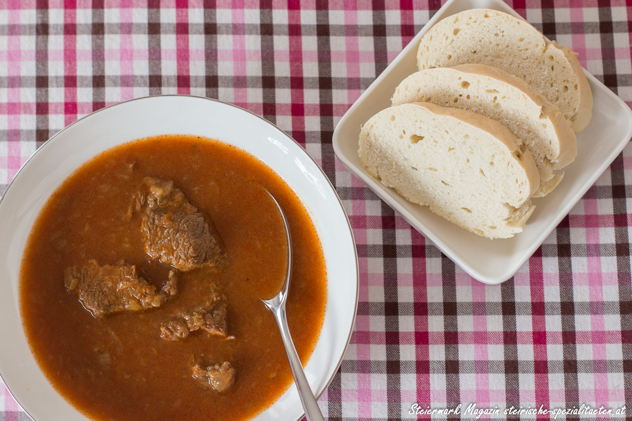 Rindsgulasch - Klassisches Gulasch Rezept mit selbstgemachten Brot