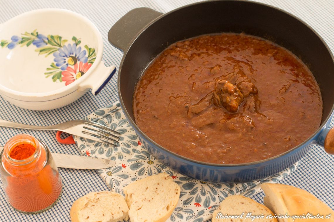 Rindsgulasch - Klassisches Gulasch Rezept mit selbstgemachten Brot