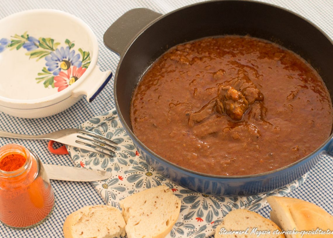 Rindsgulasch - Klassisches Gulasch Rezept mit selbstgemachten Brot