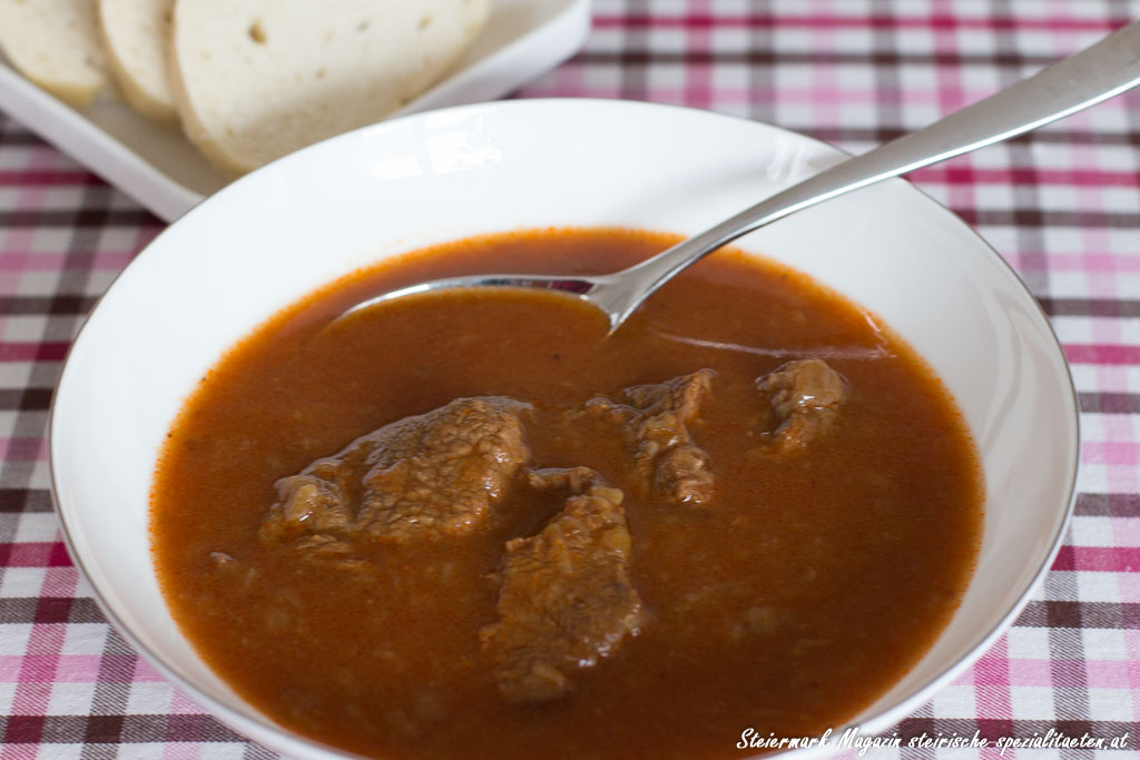 Rindsgulasch - Klassisches Gulasch Rezept mit selbstgemachten Brot