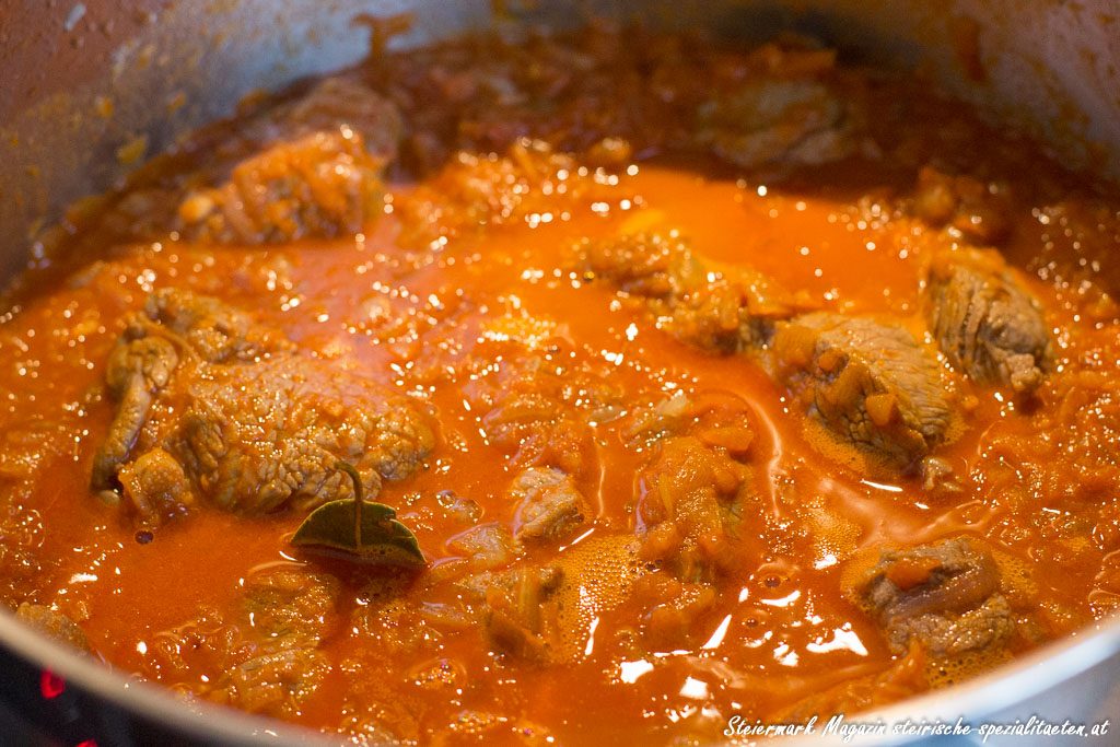 Rindsgulasch - Klassisches Gulasch Rezept mit selbstgemachten Brot