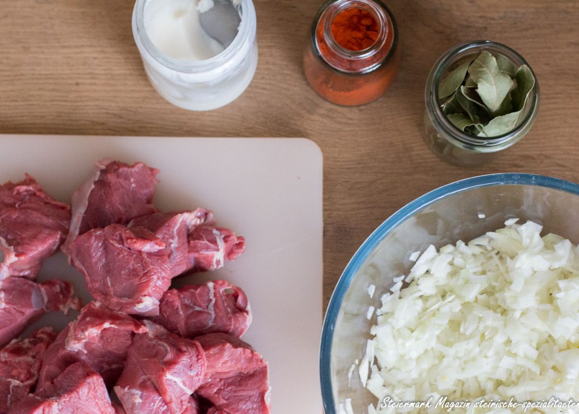 Rindsgulasch - Klassisches Gulasch Rezept mit selbstgemachten Brot