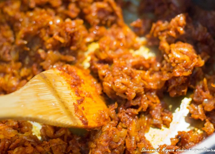 Rindsgulasch - Klassisches Gulasch Rezept mit selbstgemachten Brot