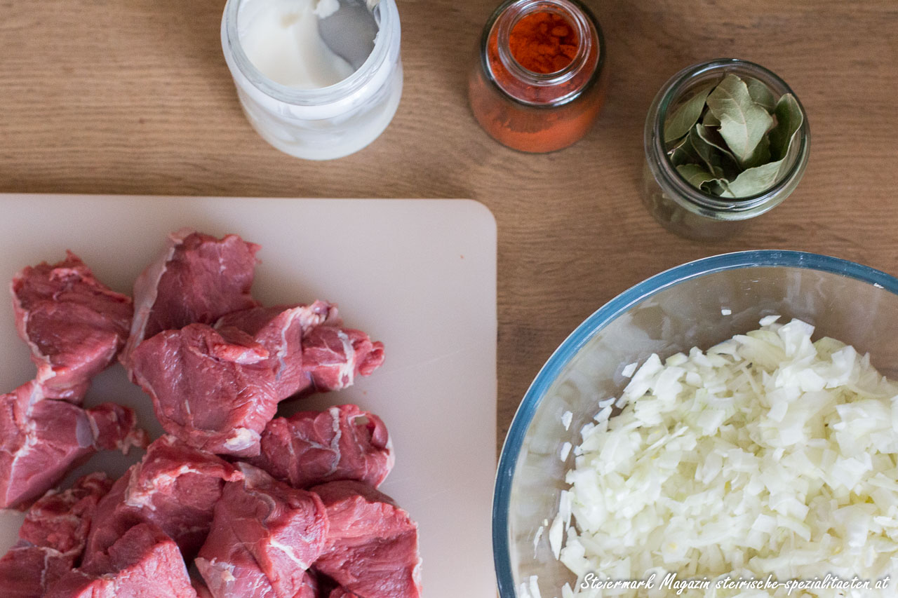 Rindsgulasch - Klassisches Gulasch Rezept mit selbstgemachten Brot