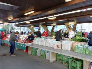 Einkaufen am Bauernmarkt in der Corona-Krise
