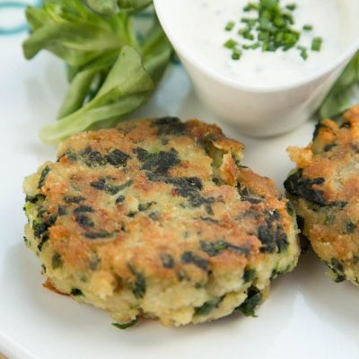 Spinatlaibchen mit Kräuter-Joghurt-Dip