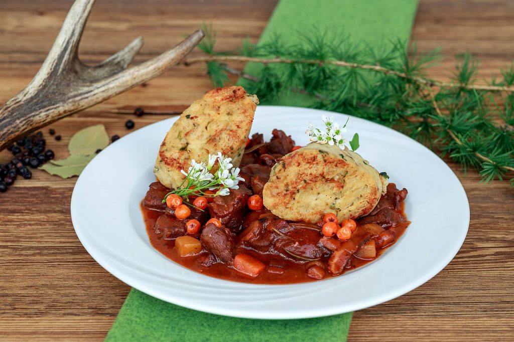 Hirschragout mit Vogelbeeren und Topfenserviettenknöde