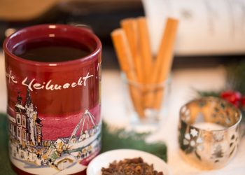 Glühwein mit Zimt und Nelke