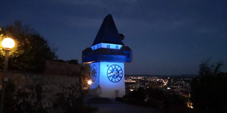 Aussicht bei Nacht auf Graz vom Schloßberg