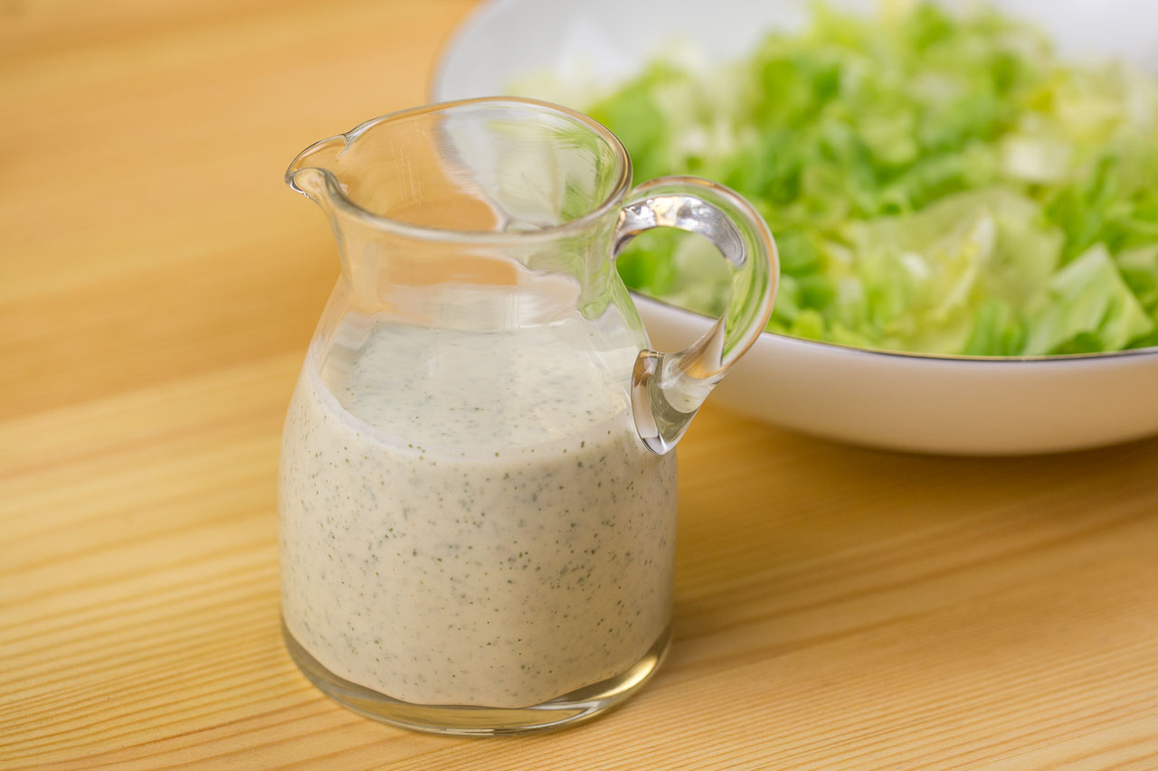 Joghurtdressing » Schnelles Rezept für ein leichtes Salatdressing