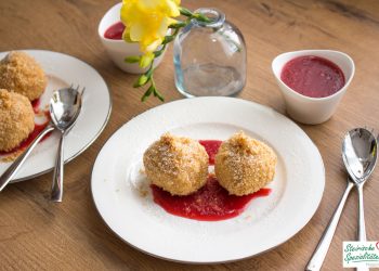 Topfenknödel Rezept mit Erdbeermus