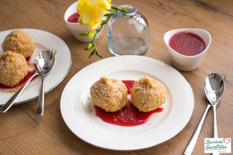 Topfenknödel Rezept mit Erdbeermus