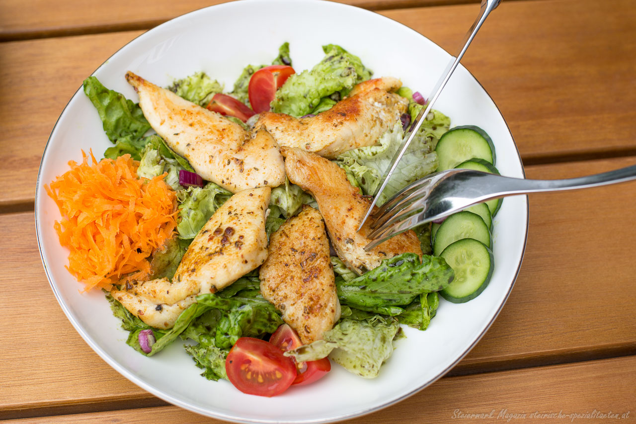 Salat mit Hühnerstreifen » Das Rezept von Steirische Spezialitäten
