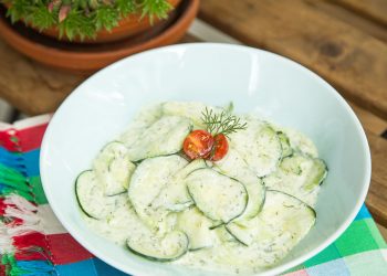 Gurkensalat mit Sauerrahm