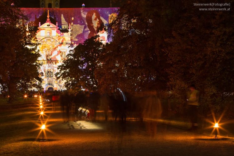 Besucher beim Klanglicht im Schloss Eggenberg