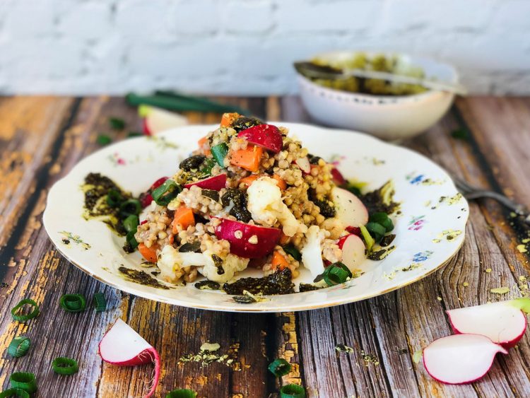 Salat aus Buchweizen, Gemüse mit Kürbiskernpesto