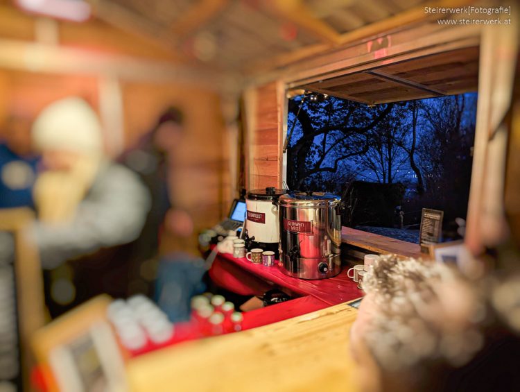 Glühwein trinken am Schloßberg