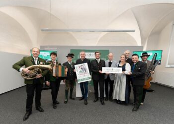LH Mario Kunasek (4.v.l.) und Simon Koiner-Graupp, Geschäftsführer der Volkskultur Steiermark GmbH, mit der Abordnung der Volkskultur
© Land Steiermark/ Laimer