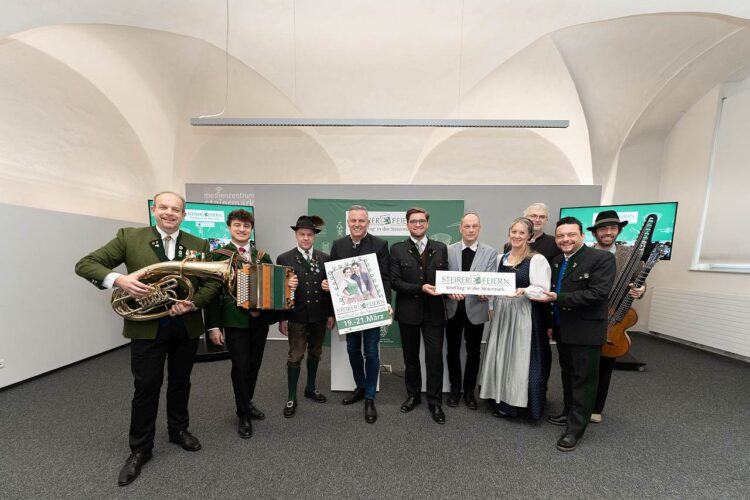LH Mario Kunasek (4.v.l.) und Simon Koiner-Graupp, Geschäftsführer der Volkskultur Steiermark GmbH, mit der Abordnung der Volkskultur 
© Land Steiermark/ Laimer