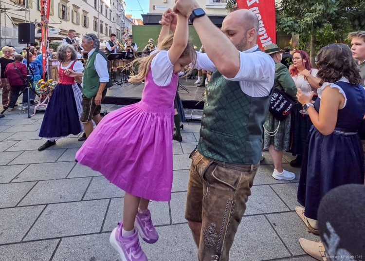 Vater und Kind tanzen beim Aufsteirern